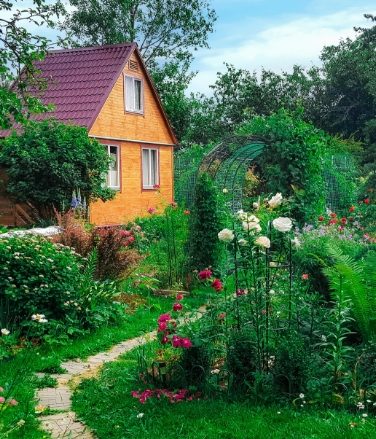 summer-wooden-house-on-background-of-green-garden-PL4XDHX.jpg
